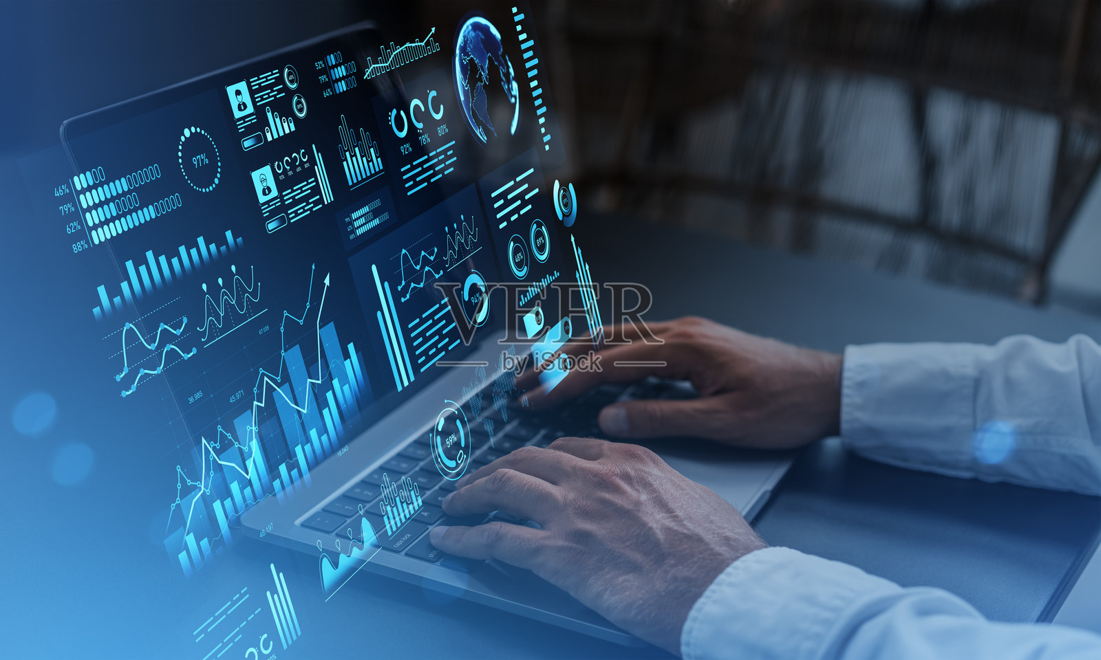 商人正在使用笔记本电脑分析带有未来感界面的数据仪表板。照片摄影图片