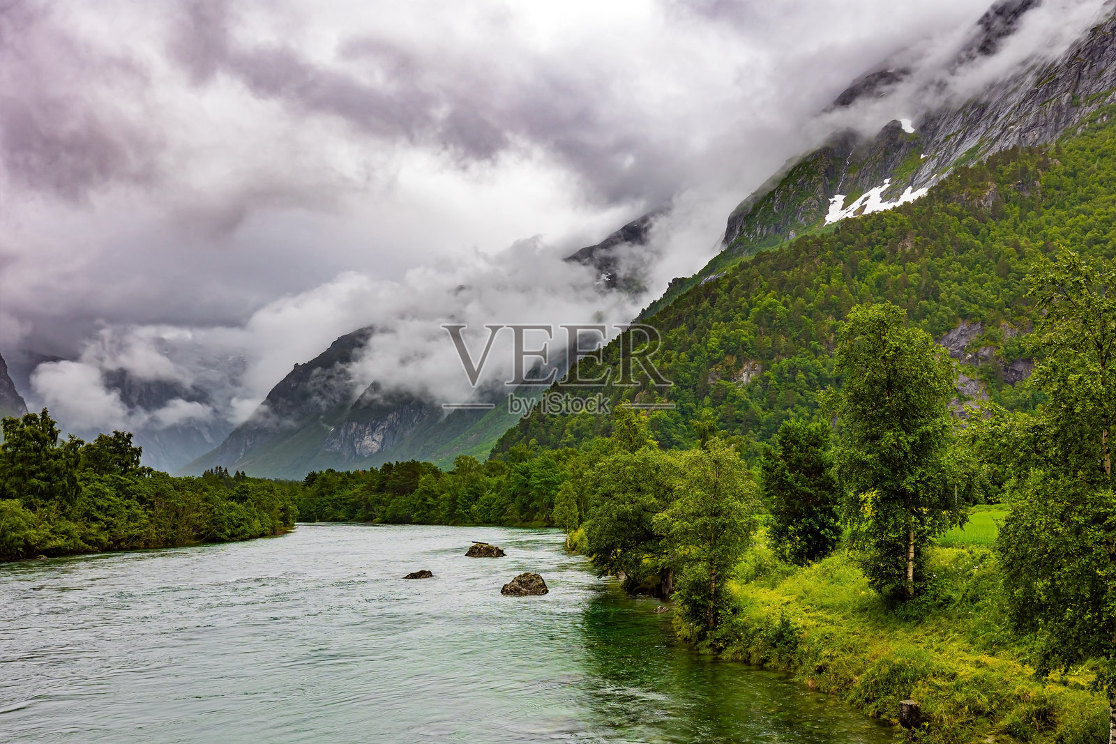 云雾缭绕在山间照片摄影图片