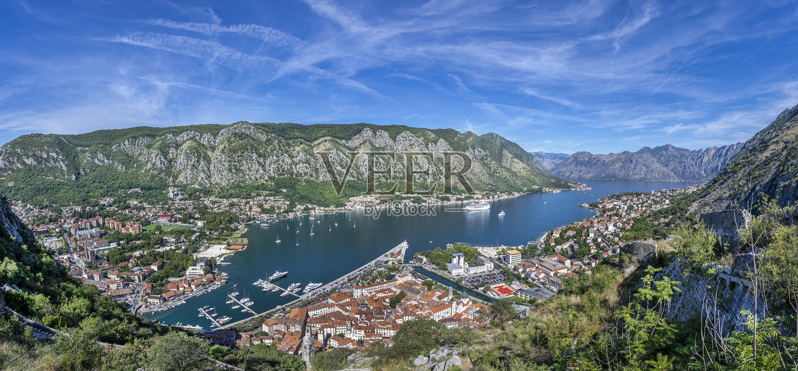 科托尔市景，古老的地中海港口科托尔被威尼斯时期建造的防御墙环绕，是联合国教科文组织世界遗产，位于黑山，欧洲。照片摄影图片