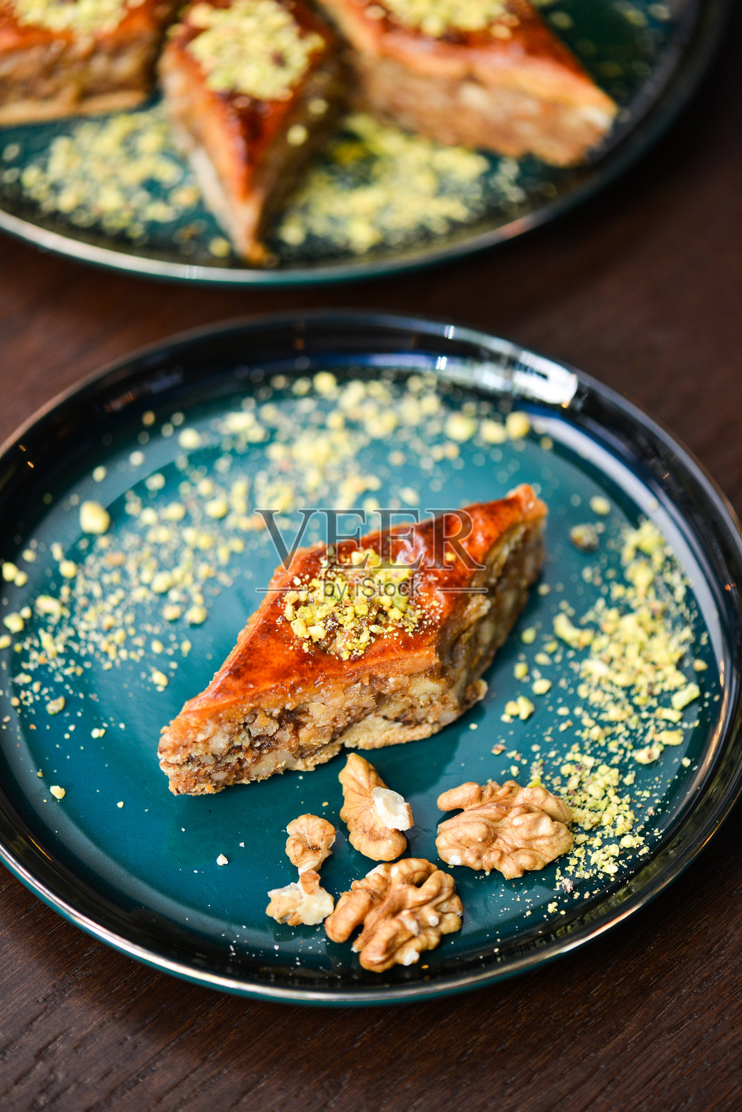 核桃巴克拉瓦。自制的坚果蜂蜜巴克拉瓦。照片摄影图片