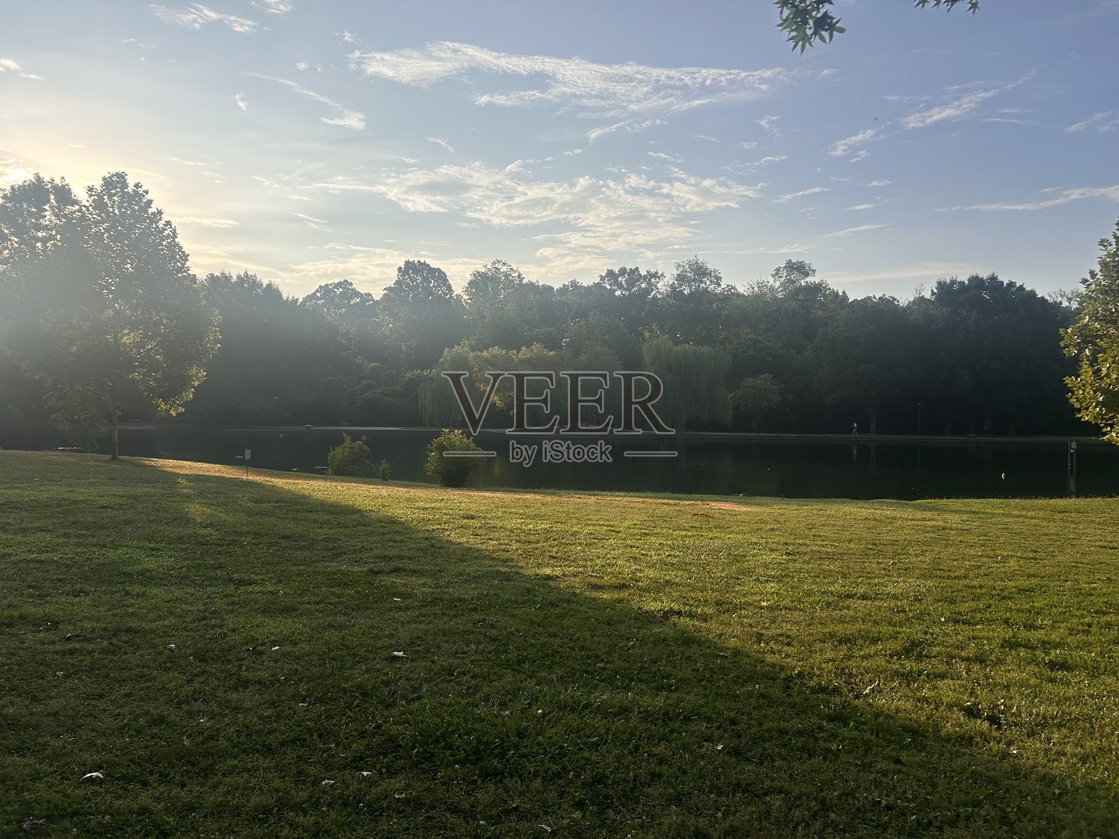 晨间散步照片摄影图片