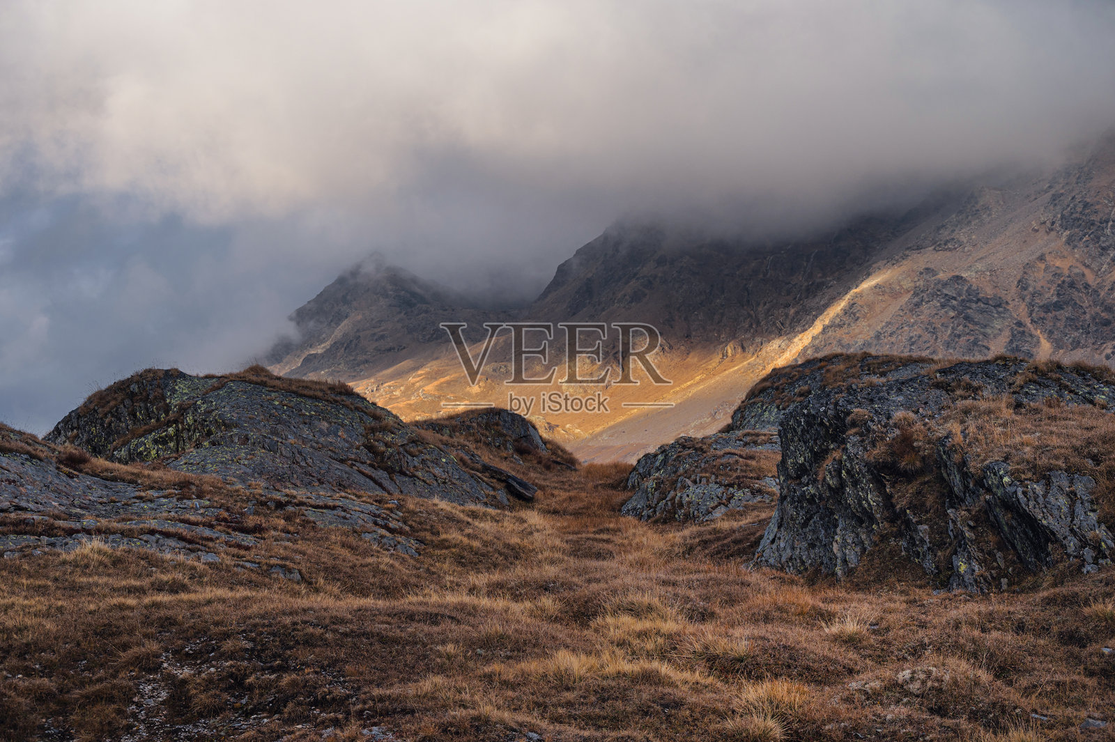 意大利松德里奥的圣卡特里娜·瓦尔富尔瓦，伽维亚山口的阿尔卑斯山景观照片摄影图片