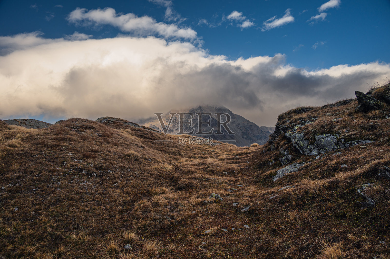 意大利松德里奥的圣凯瑟琳·瓦尔富尔瓦的加维亚山口阿尔卑斯山景观照片摄影图片