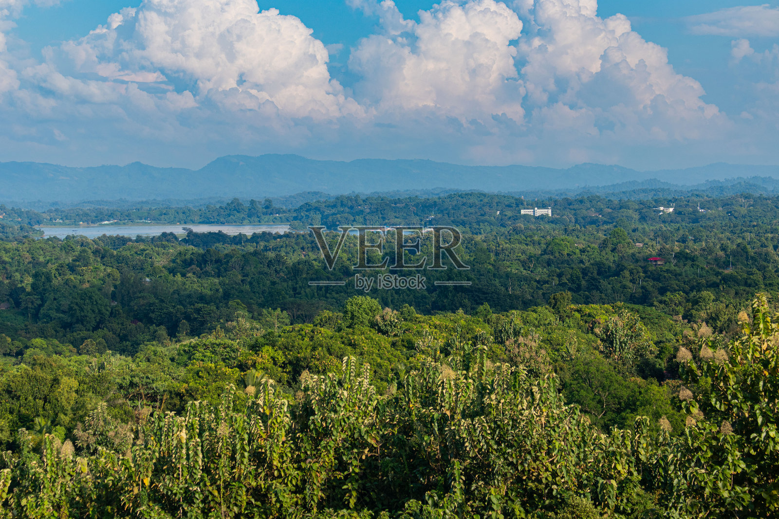 白天拍摄的朗阿马提宁静的绿丘和自然荒野。照片摄影图片