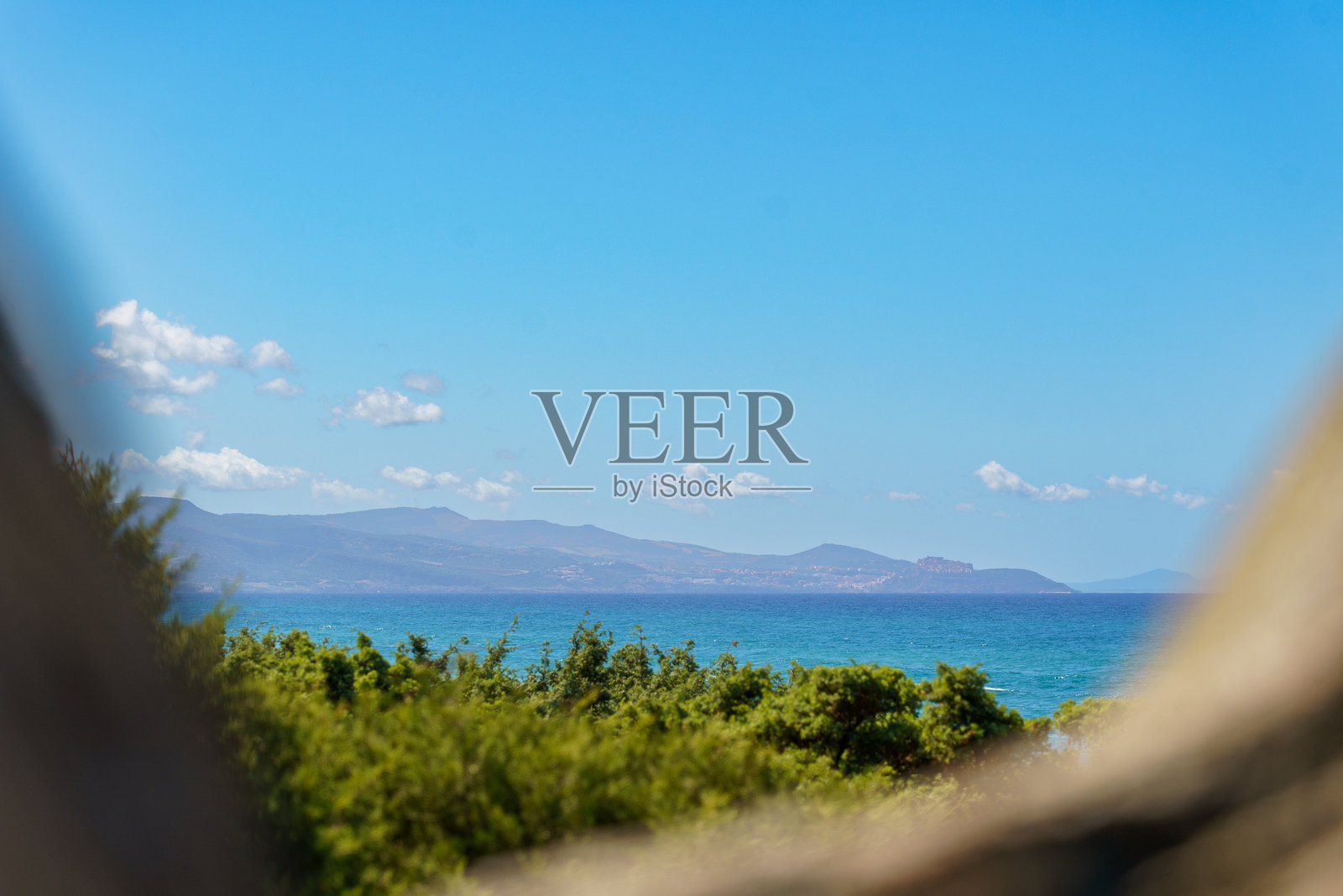 地中海中的岩石岛屿被海岸植被环绕照片摄影图片