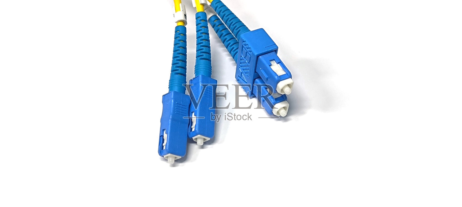 蓝色光纤电缆与蓝色电缆和黄色电缆在白色背景上。照片摄影图片