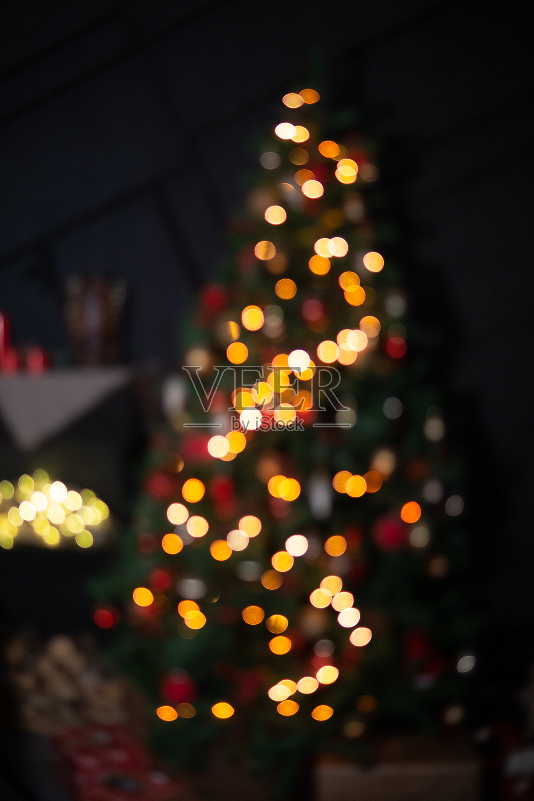 圣诞树与散景灯光营造出节日背景。节日庆祝和装饰概念，适合贺卡使用。照片摄影图片