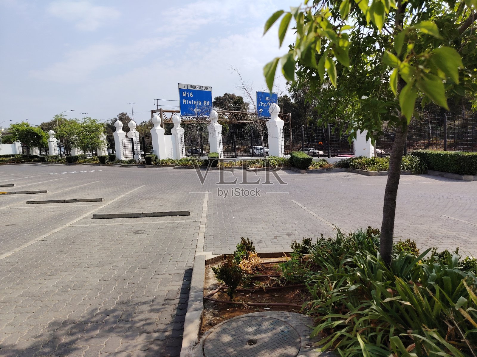 空荡荡的停车场照片摄影图片