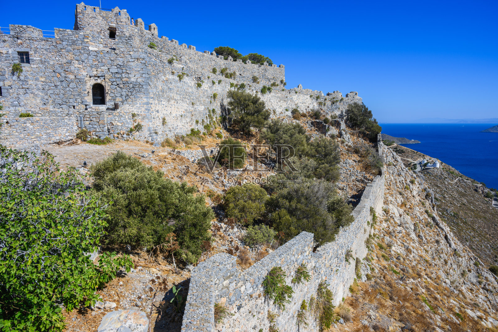 海湾上方山顶古堡的鸟瞰图照片摄影图片