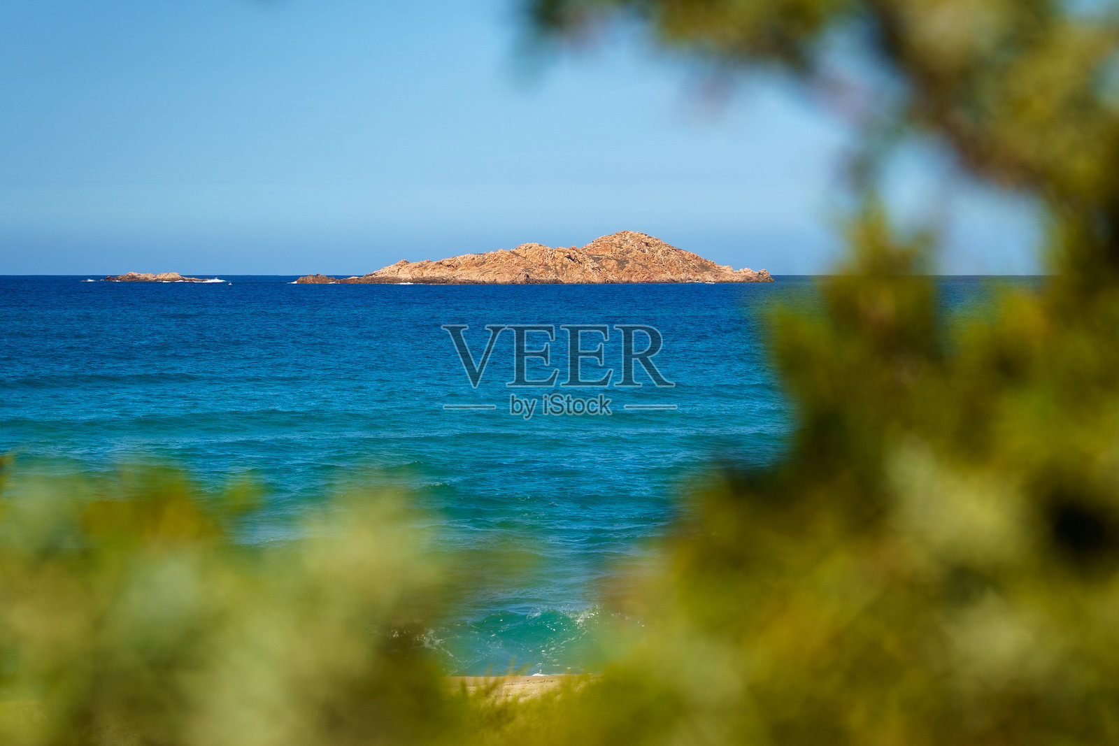 地中海中的岩石岛屿被海岸植被环绕照片摄影图片