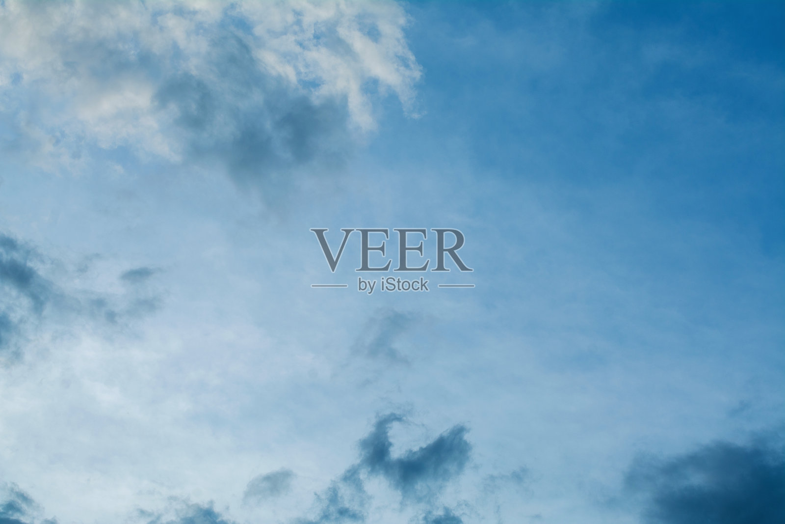 雨季的云和天空，风暴与云层形成，天气变化与天空照片摄影图片