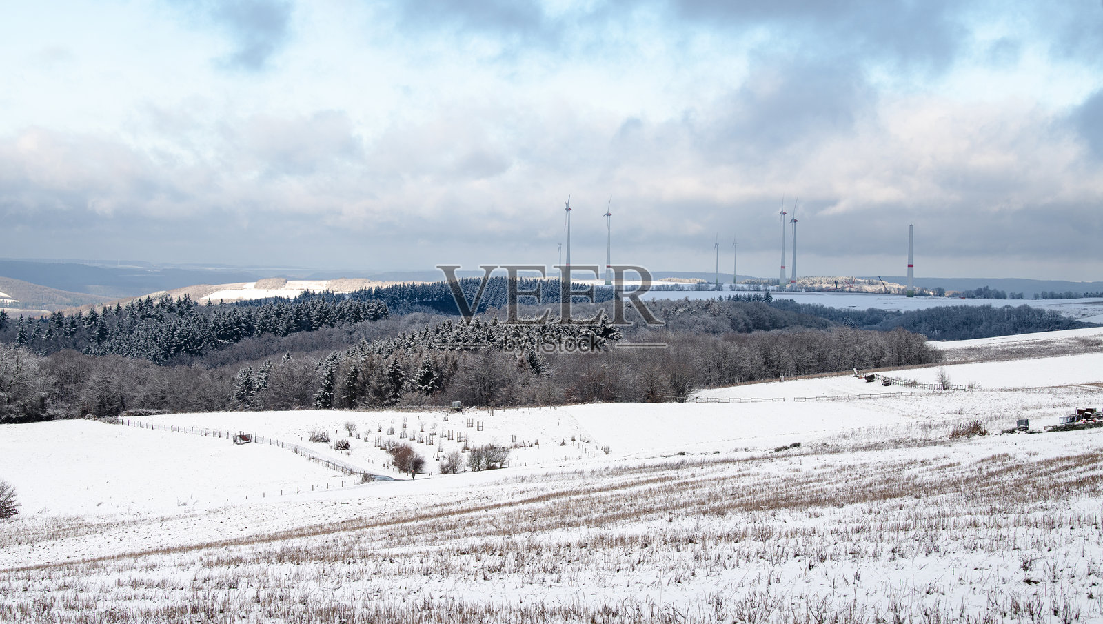 冬季雪中的风力涡轮机，黑暗的无风期或风静，可再生可持续能源，环境保护，德国照片摄影图片