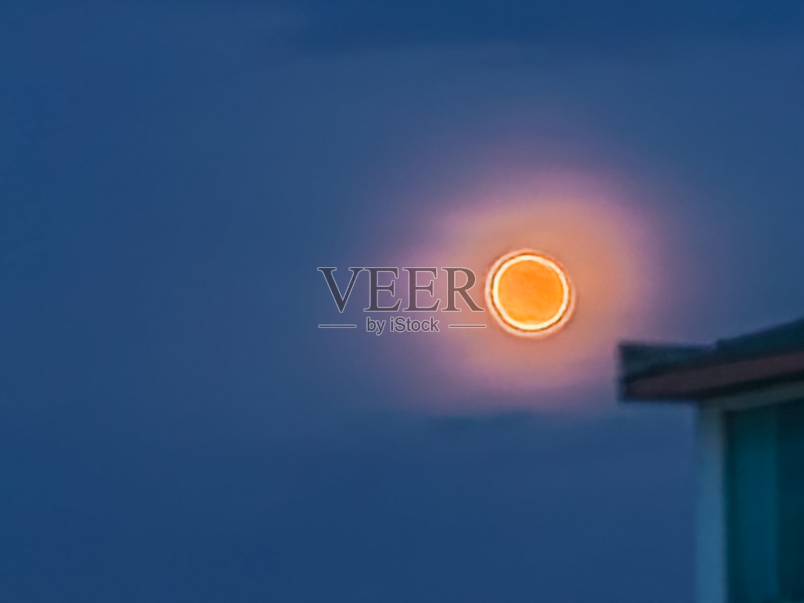 被满月冠冕的夜晚照片摄影图片