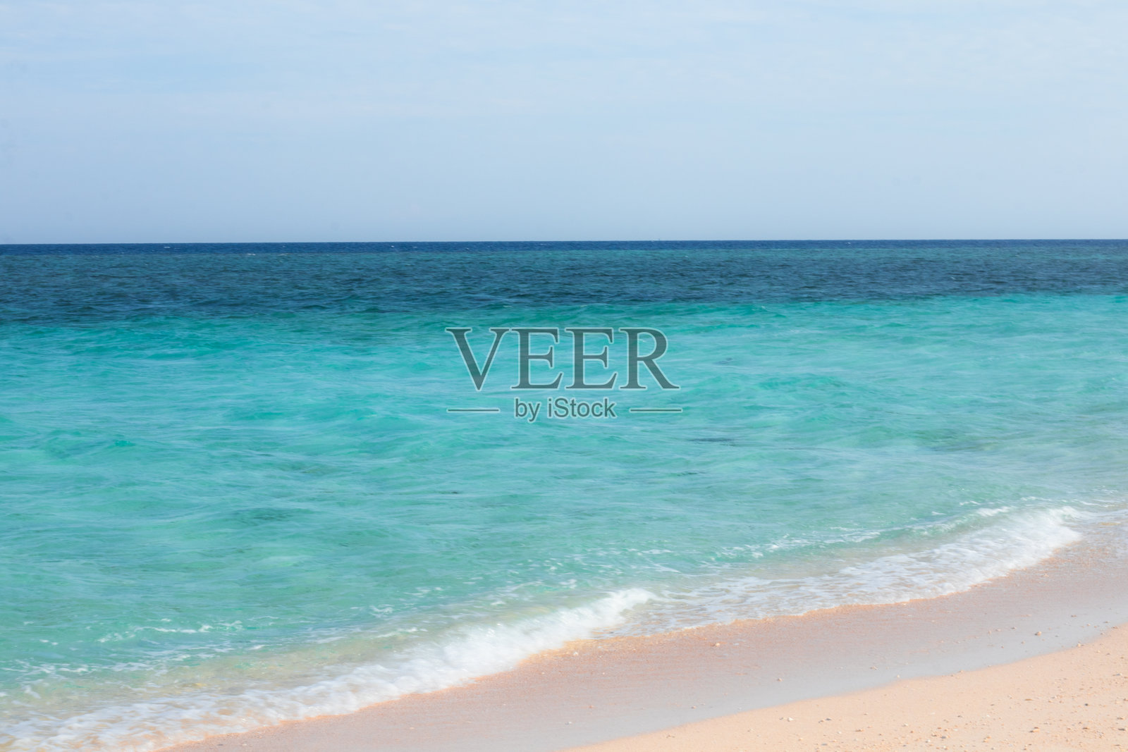 沙滩上的绿松石色海浪照片摄影图片