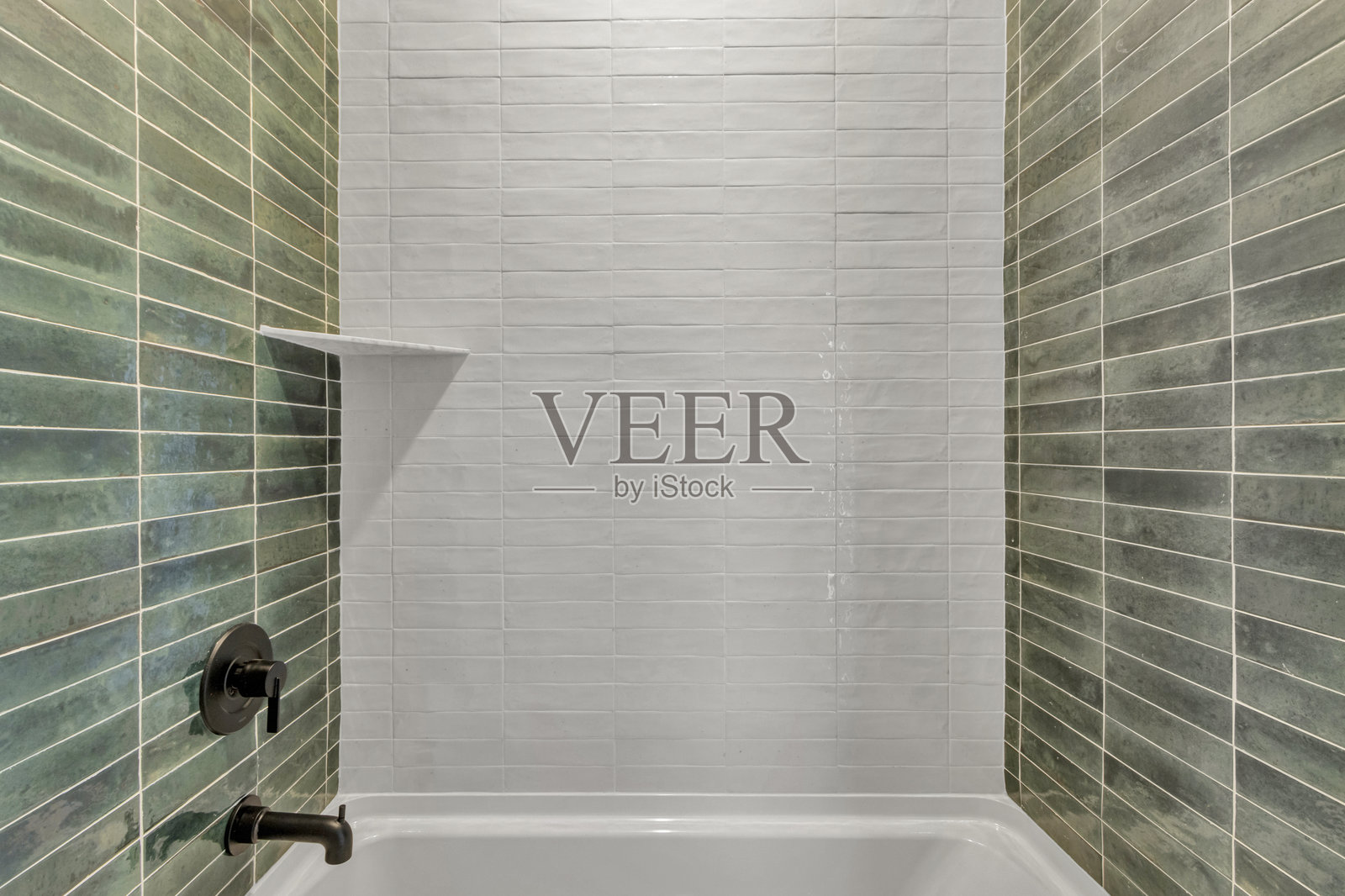 瓷砖浴缸和淋浴照片摄影图片