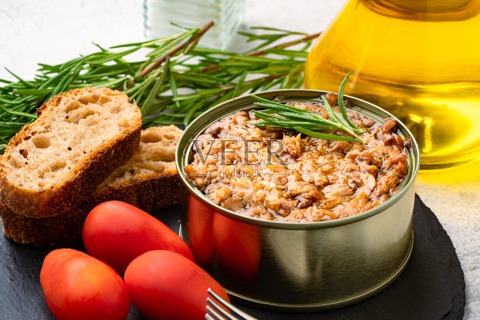 罐装盐水金枪鱼孤立在复古背景上照片摄影图片