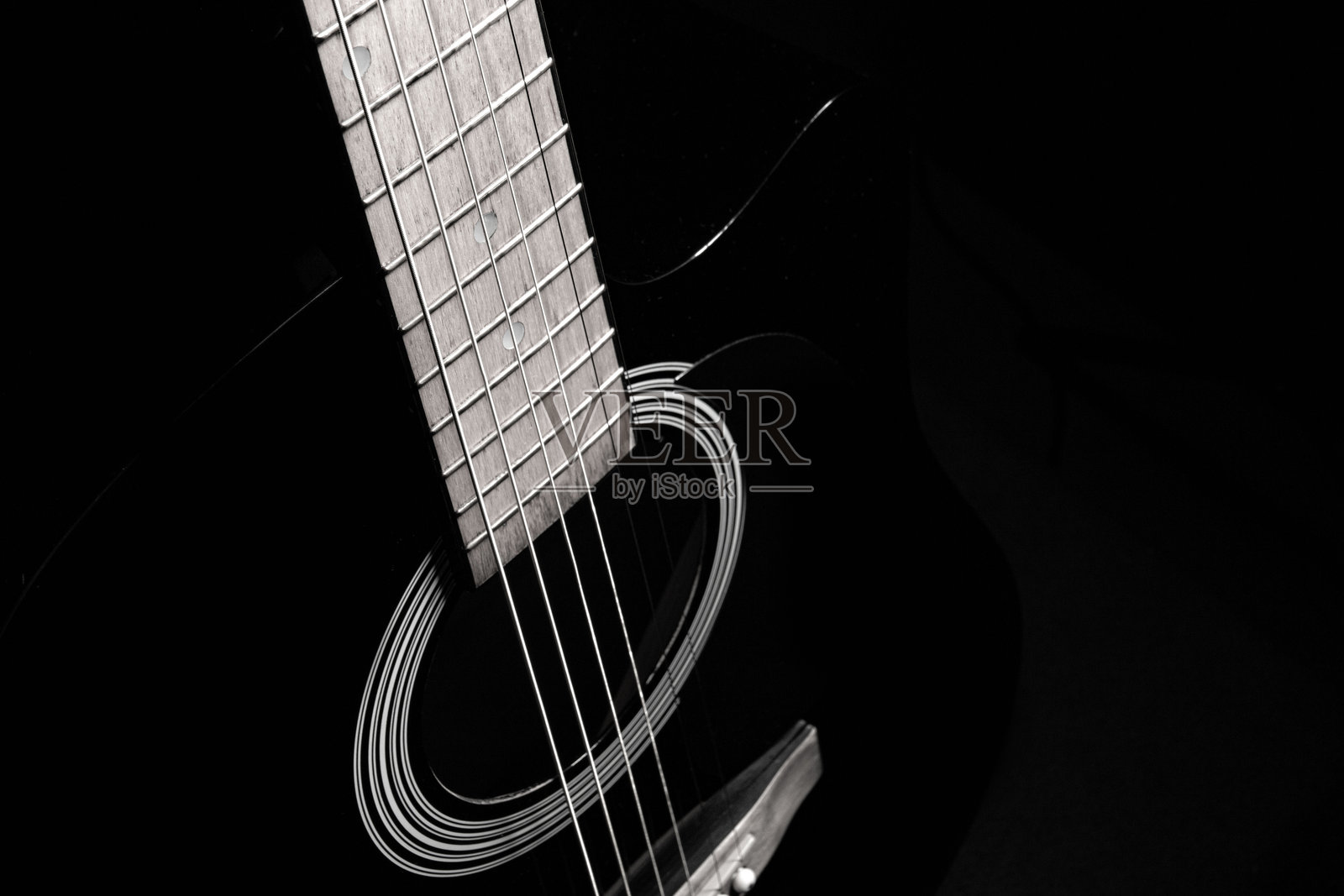黑色背景上的黑色木吉他，轮廓。黑白色，特写，正面视角。照片摄影图片