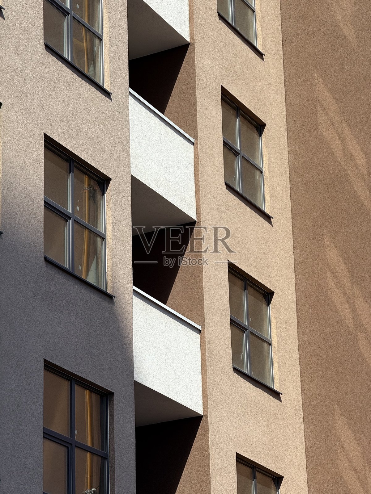 现代住宅建筑外立面，带有窗户和阳台照片摄影图片