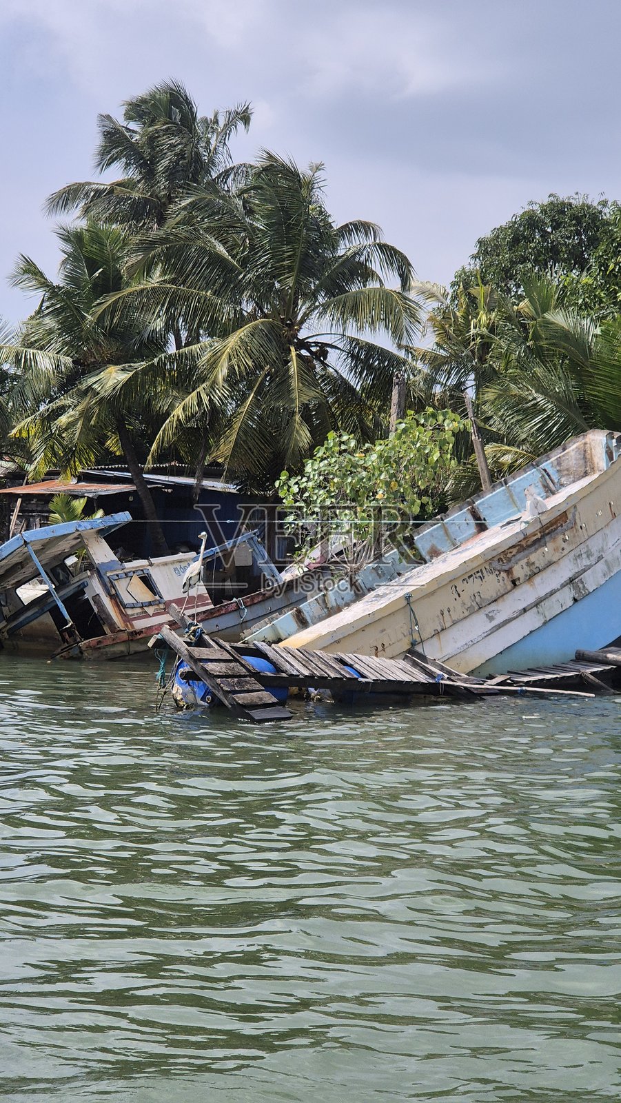 沉没的旧船 / 渔船照片摄影图片