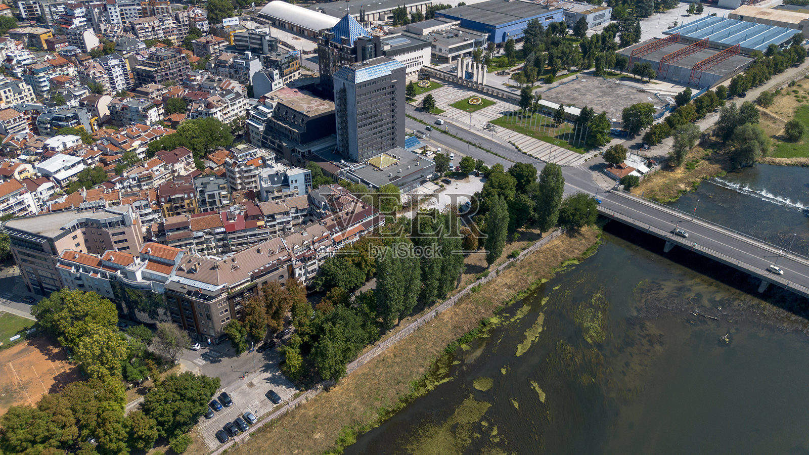 保加利亚普罗夫迪夫，2025年8月3日，马里察河的壮丽景色及普罗夫迪夫全景照片摄影图片