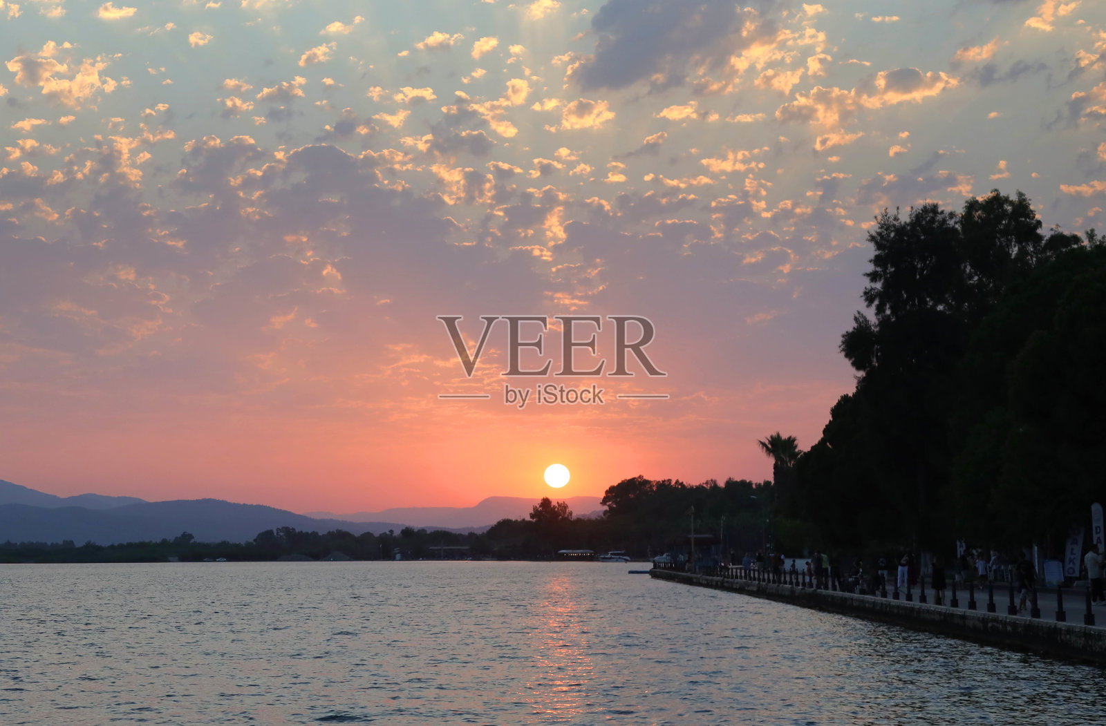 海滩上的日落照片摄影图片