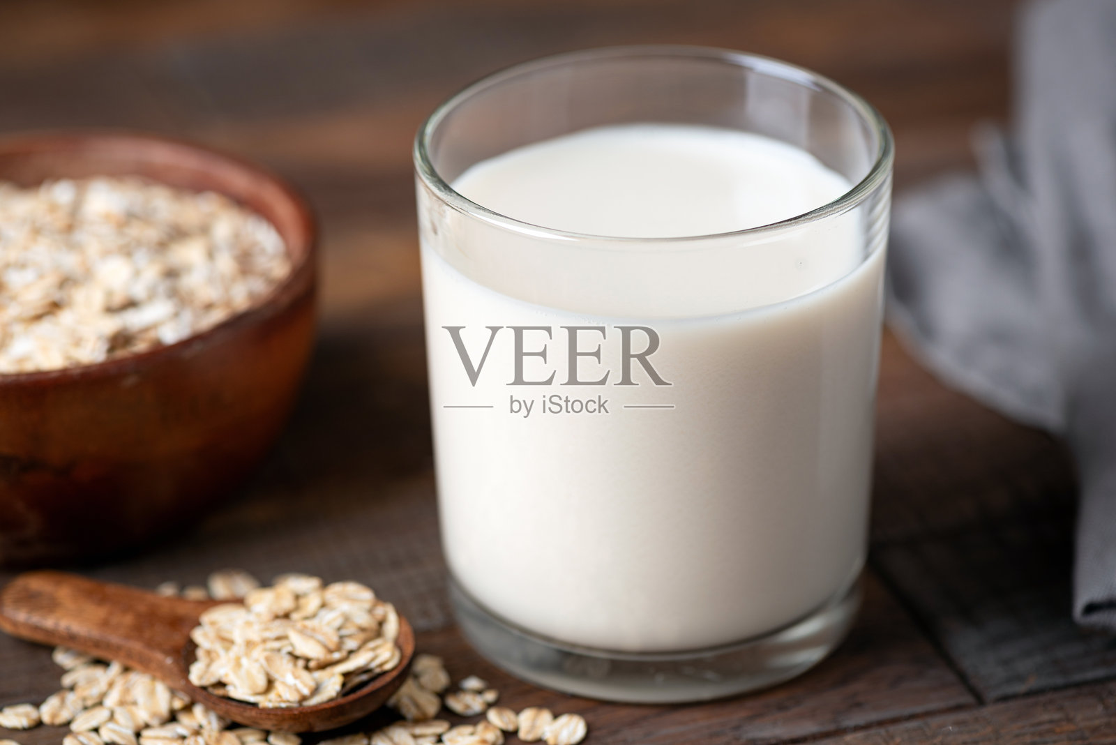 玻璃杯中的燕麦奶照片摄影图片