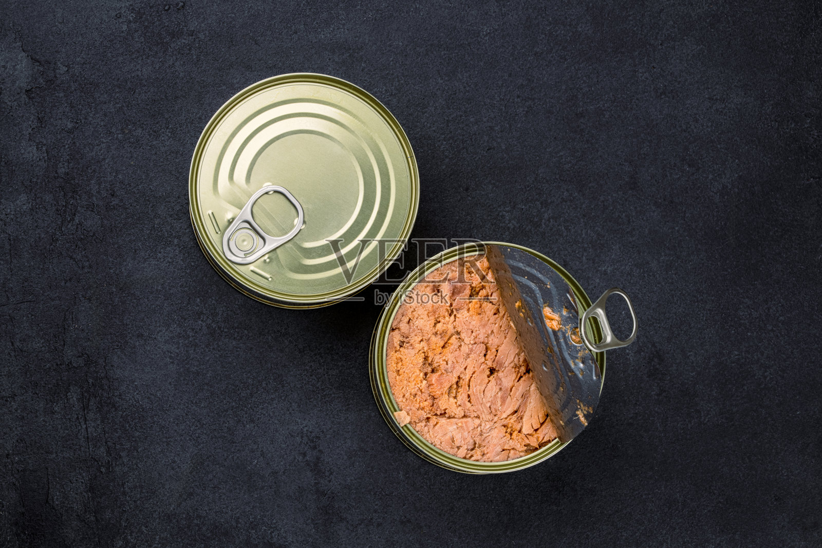 黑色背景上孤立的盐水罐装金枪鱼照片摄影图片