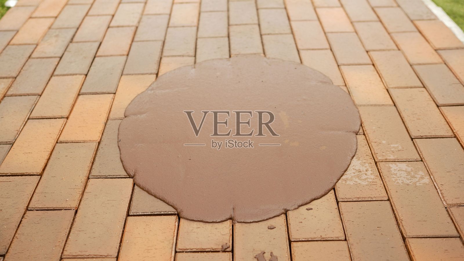 建筑工人正在铺设混凝土在铺路石上照片摄影图片