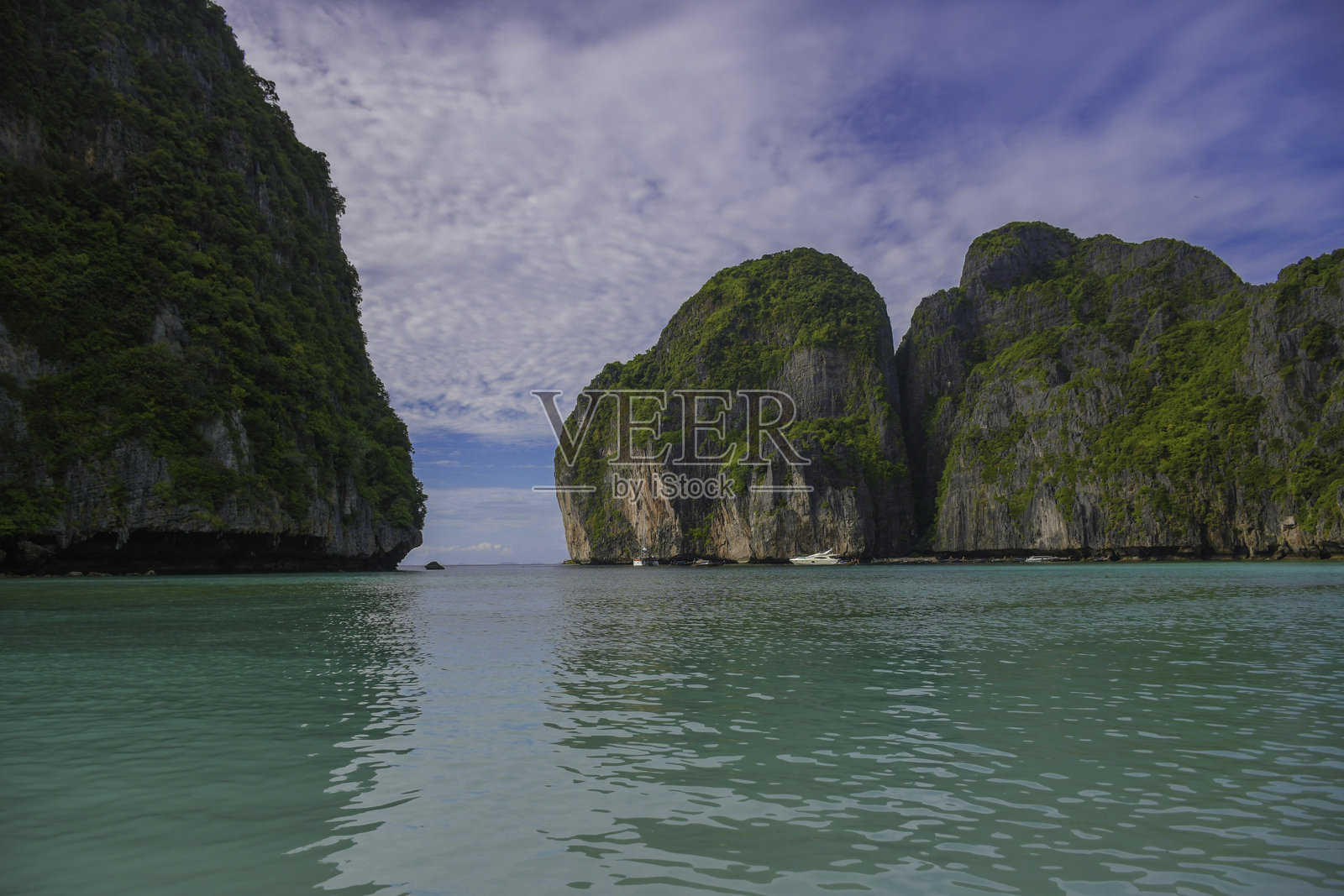 泰国克拉比皮皮岛的玛雅湾，碧蓝的海水照片摄影图片