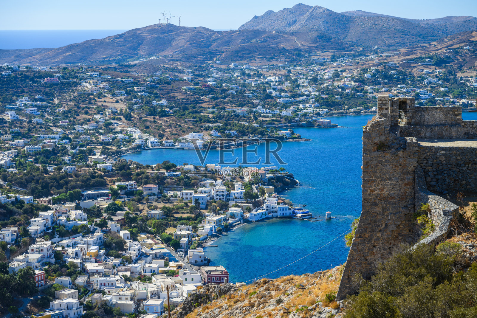 城市和海湾上方山顶古堡的鸟瞰图照片摄影图片