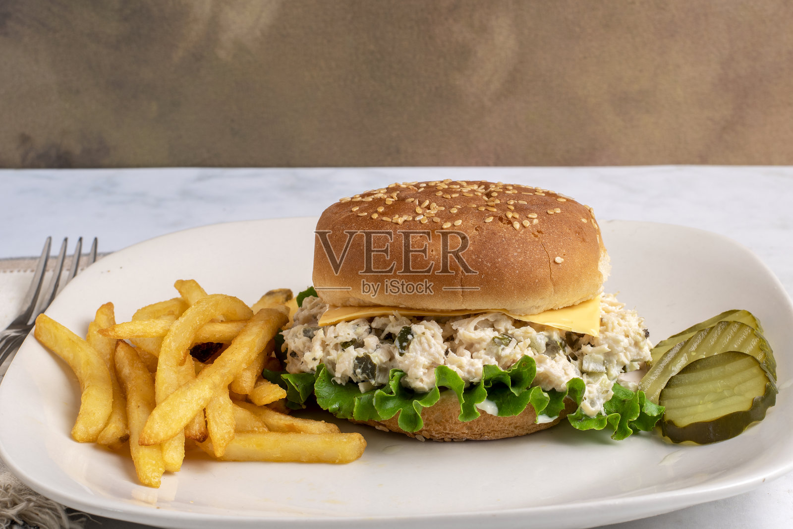 鸡肉沙拉三明治配薯条照片摄影图片