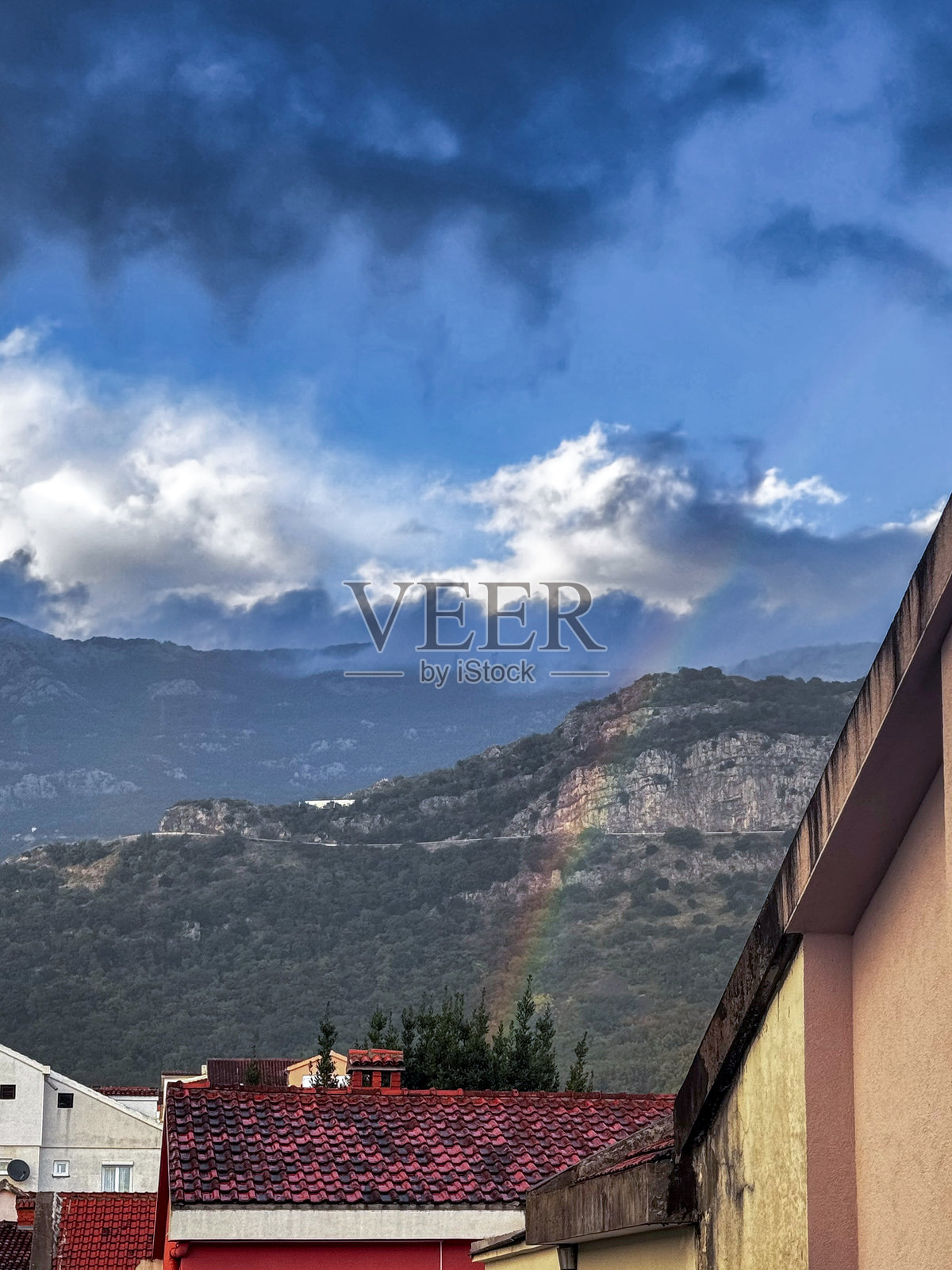 雨后山脉上的彩虹照片摄影图片