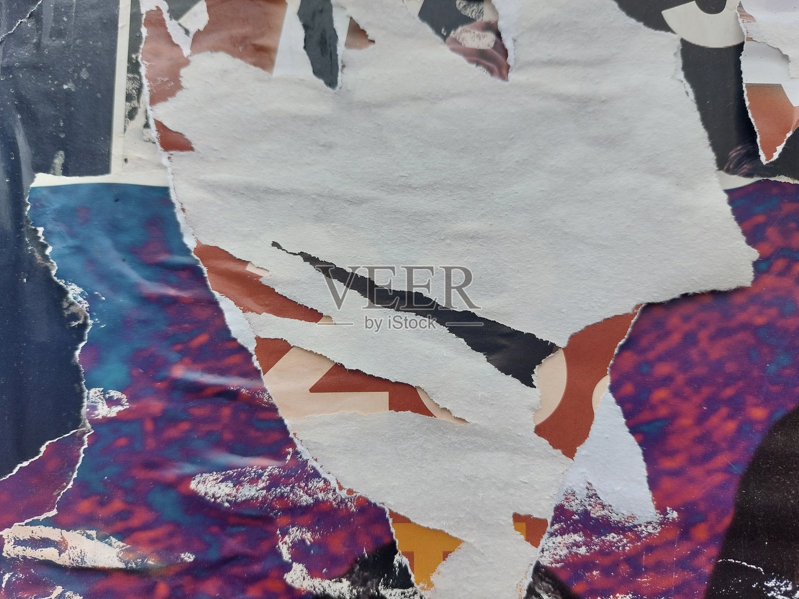 撕裂和破损的街头海报背景，粗糙和陈旧的纸张纹理照片摄影图片