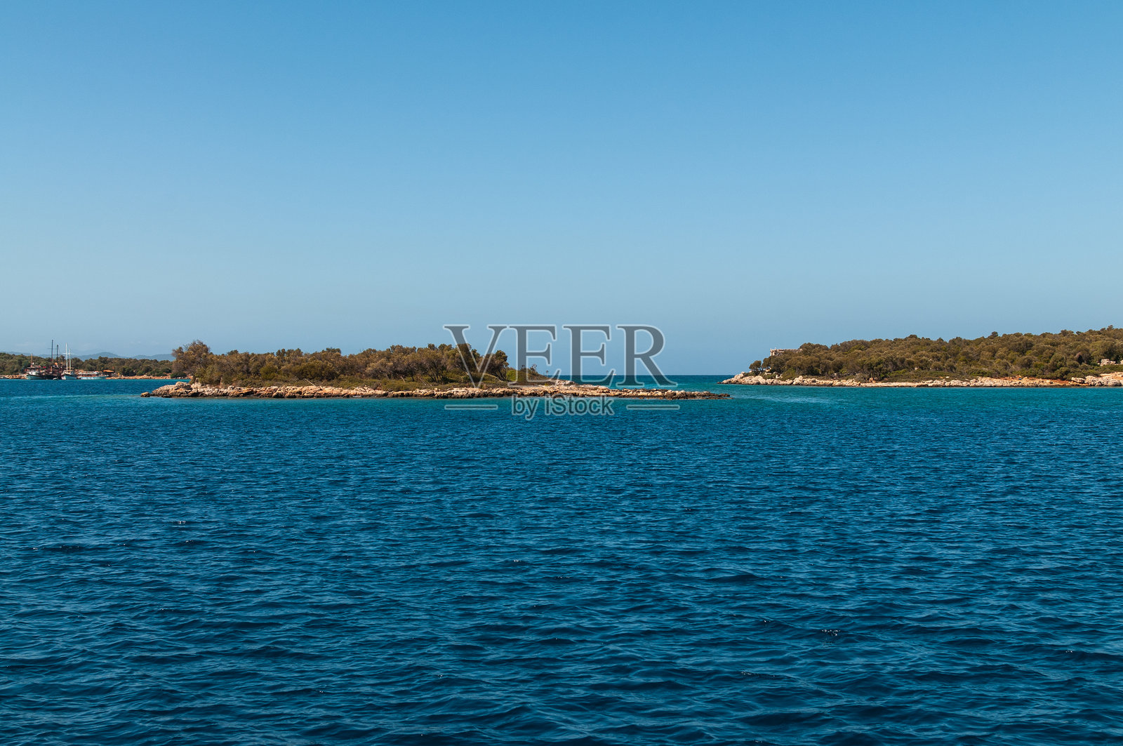 爱琴海岛屿。位于土耳其穆拉省戈库瓦湾的爱琴海海岸。照片摄影图片