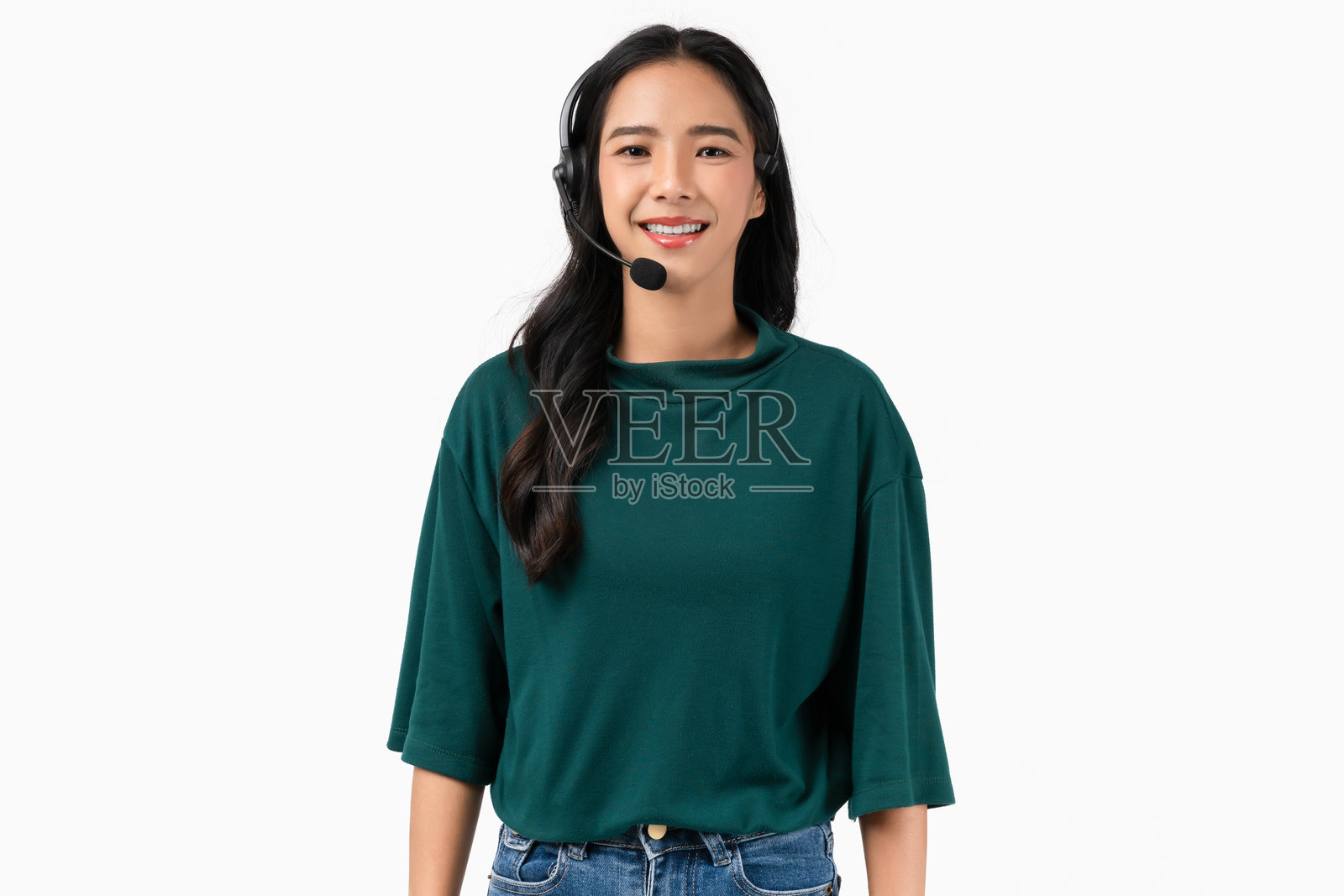 快乐美丽的亚洲女性顾问，佩戴着麦克风耳机，作为客服电话接线员在白色背景的工作场所。照片摄影图片