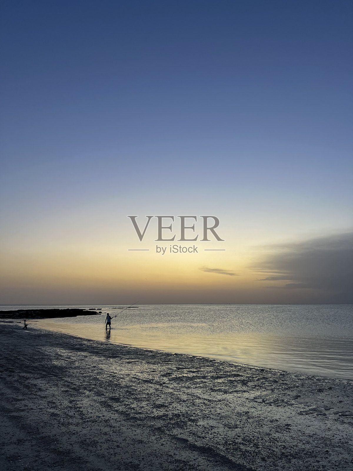 突尼斯杰尔巴海滩上宁静水面上的壮丽日落，营造出宁静的夜晚氛围照片摄影图片