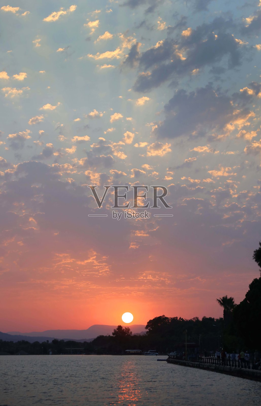 海滩上的日落照片摄影图片