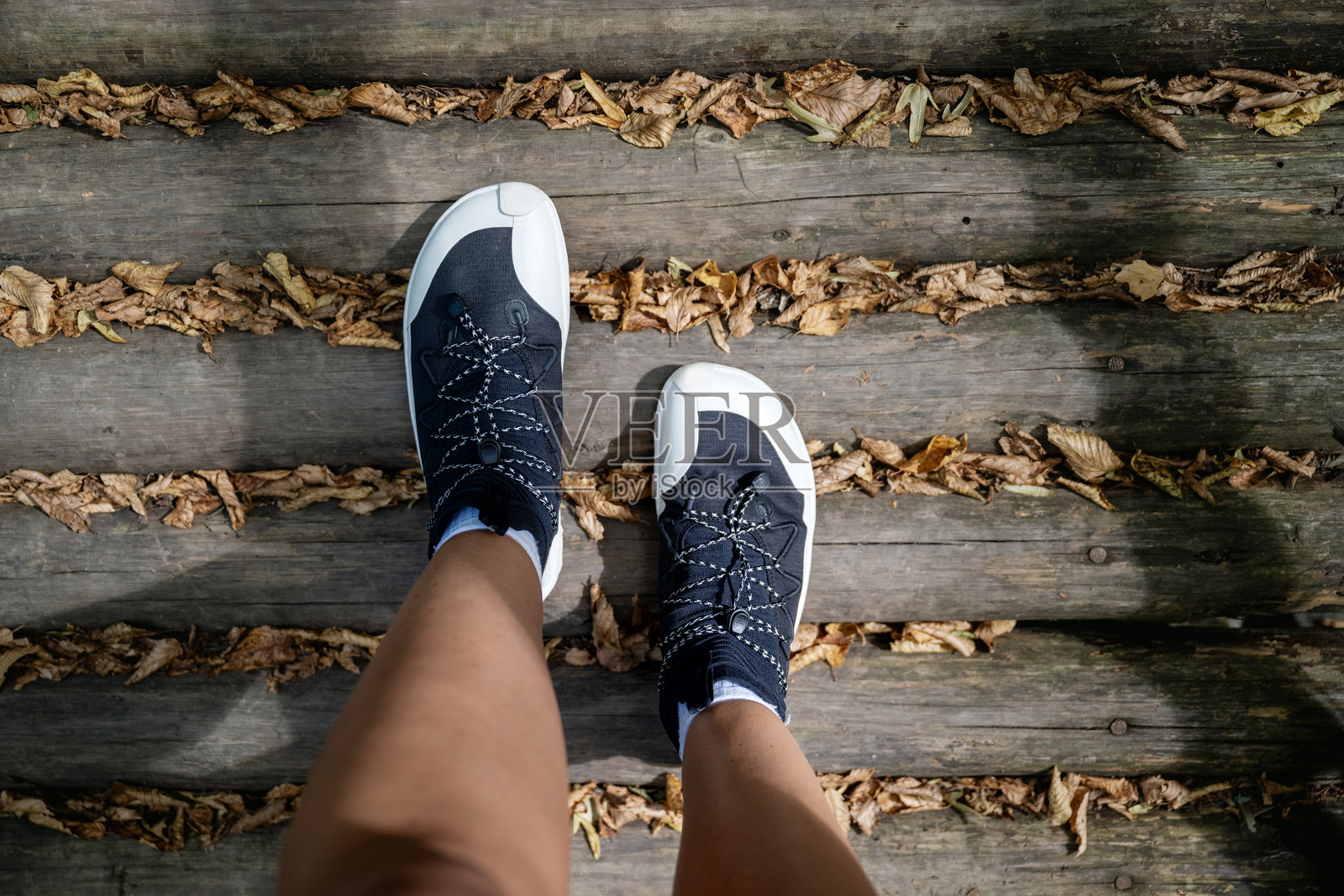 秋季山中赤脚徒步鞋的腿部特写照片摄影图片