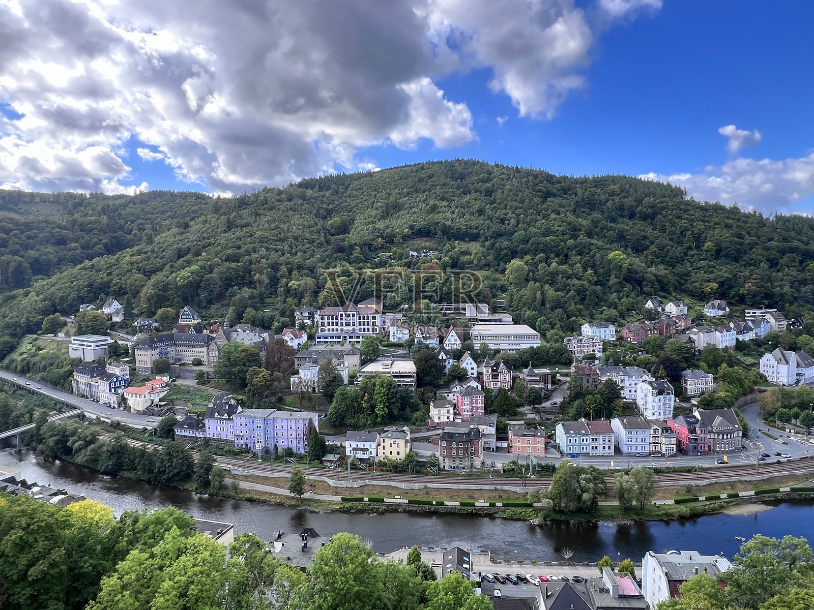 从高处俯瞰德国北莱茵-威斯特法伦州的阿尔特纳市和莱内河照片摄影图片