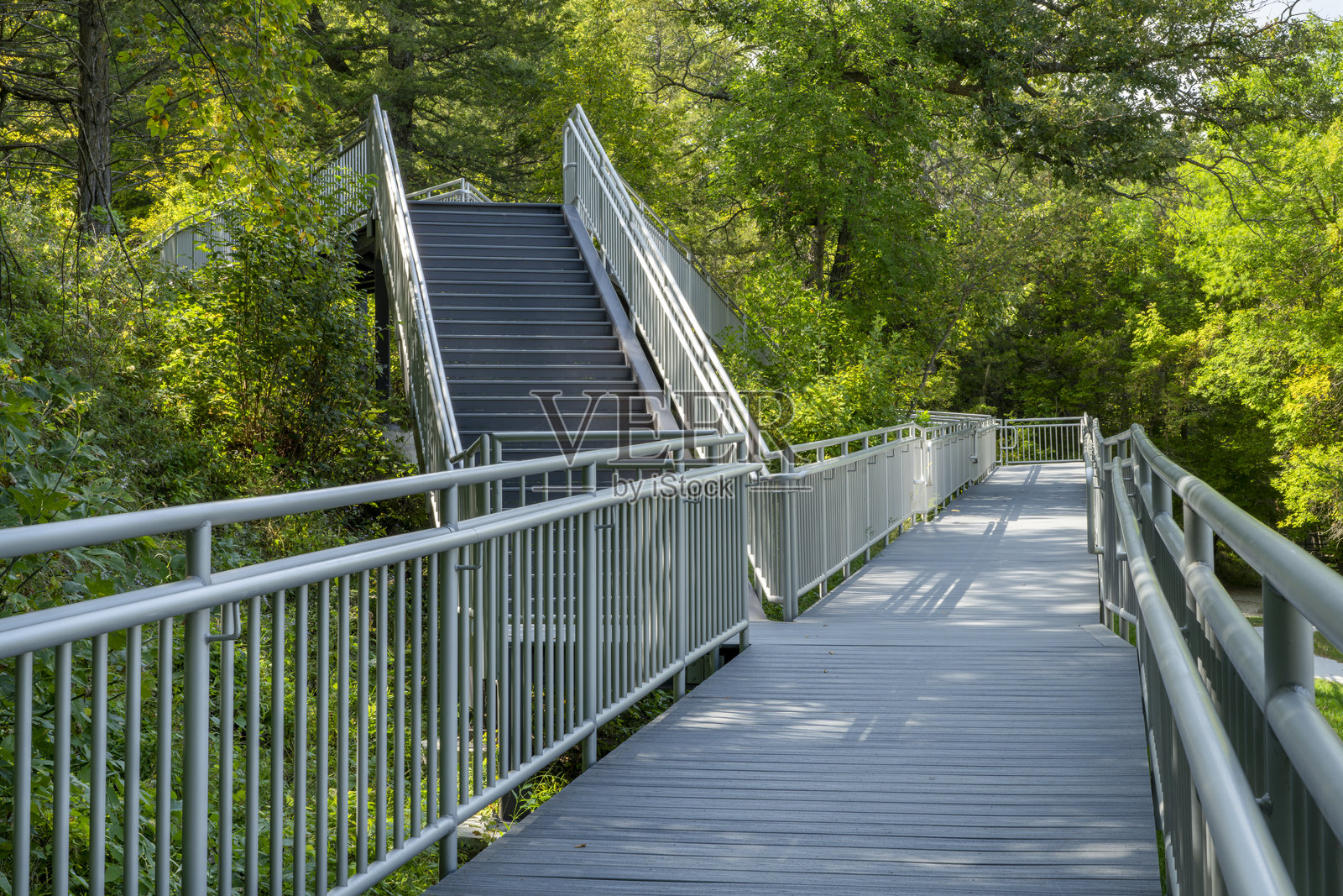 通往内布拉斯加州史密斯瀑布州立公园一处受欢迎的瀑布的无障碍人行道和楼梯，晚夏时节照片摄影图片