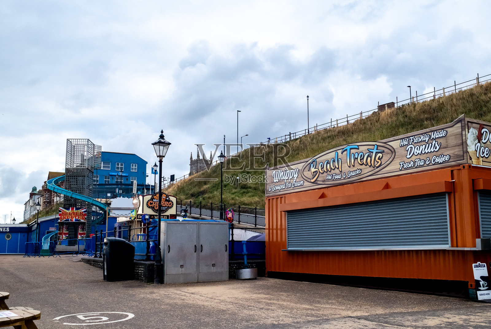 克罗默，诺福克海岸的海滨长廊上的旋转木马和小型游乐场照片摄影图片