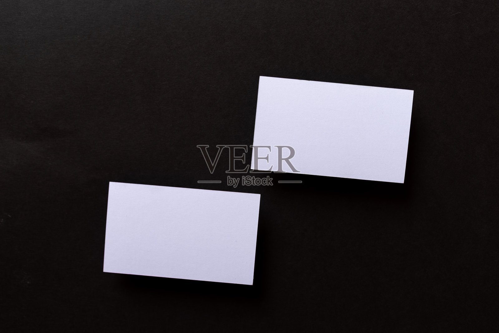 黑色背景上的白色卡片照片摄影图片