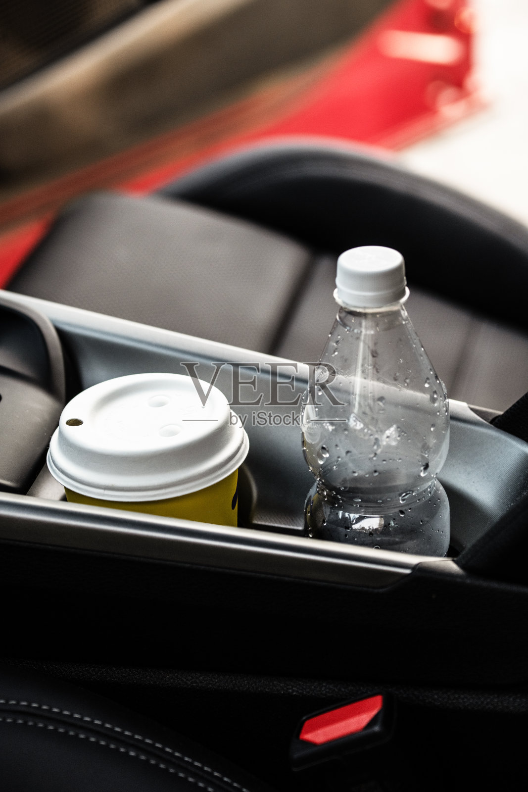 汽车杯架中的咖啡杯和塑料瓶 - 现代旅行习惯与一次性使用意识照片摄影图片