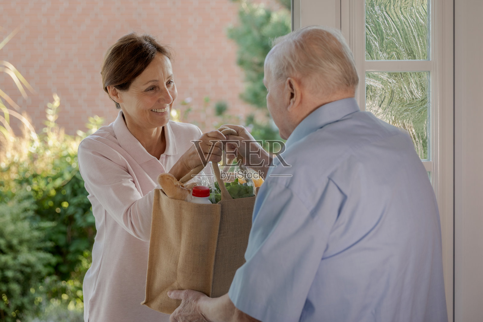 家庭护理人员 - 女性在帮助老年男性的照片照片摄影图片