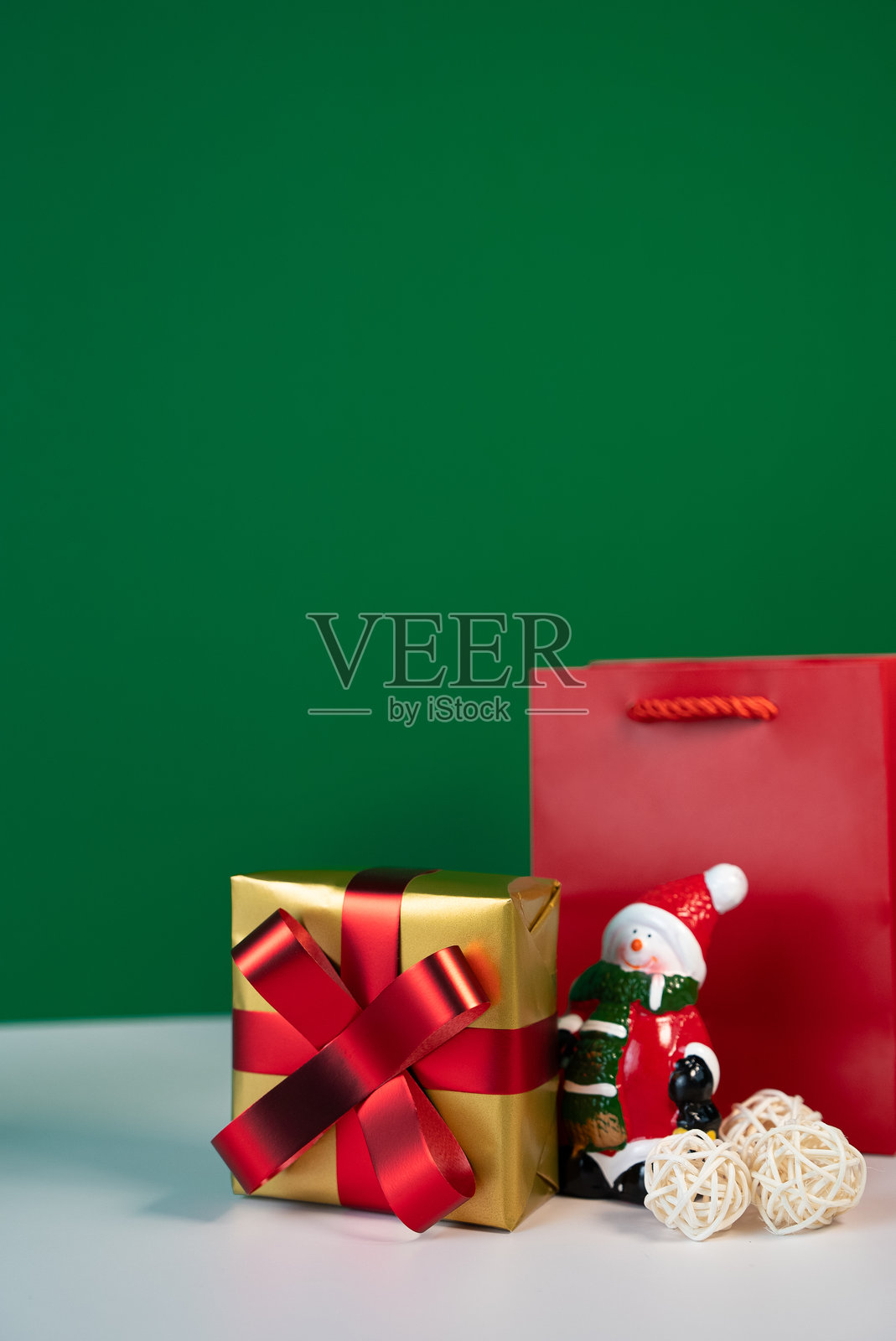 简约的圣诞礼物静物，背景为绿色照片摄影图片