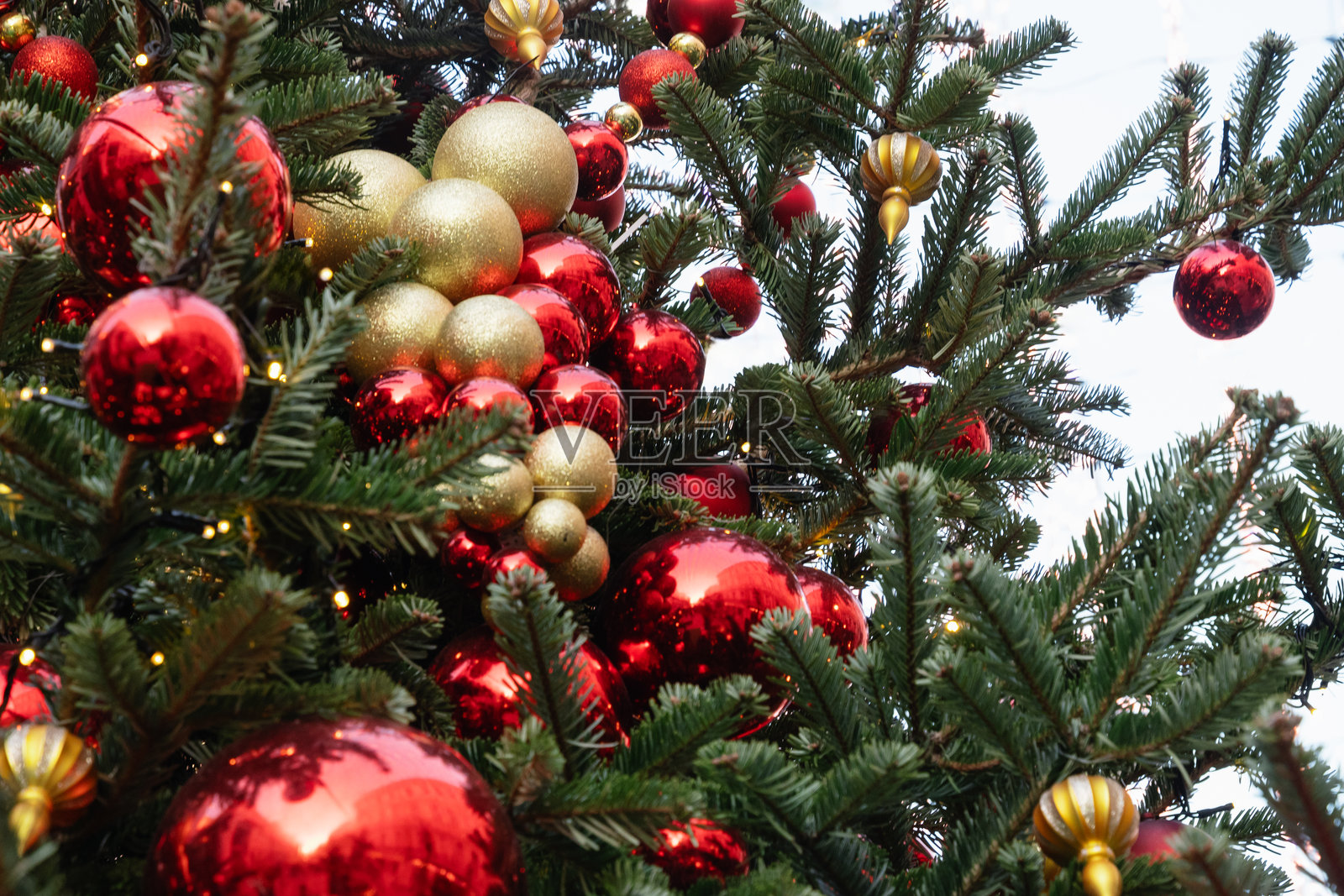 圣诞树上挂着红色球和闪亮的花环。圣诞节。照片摄影图片