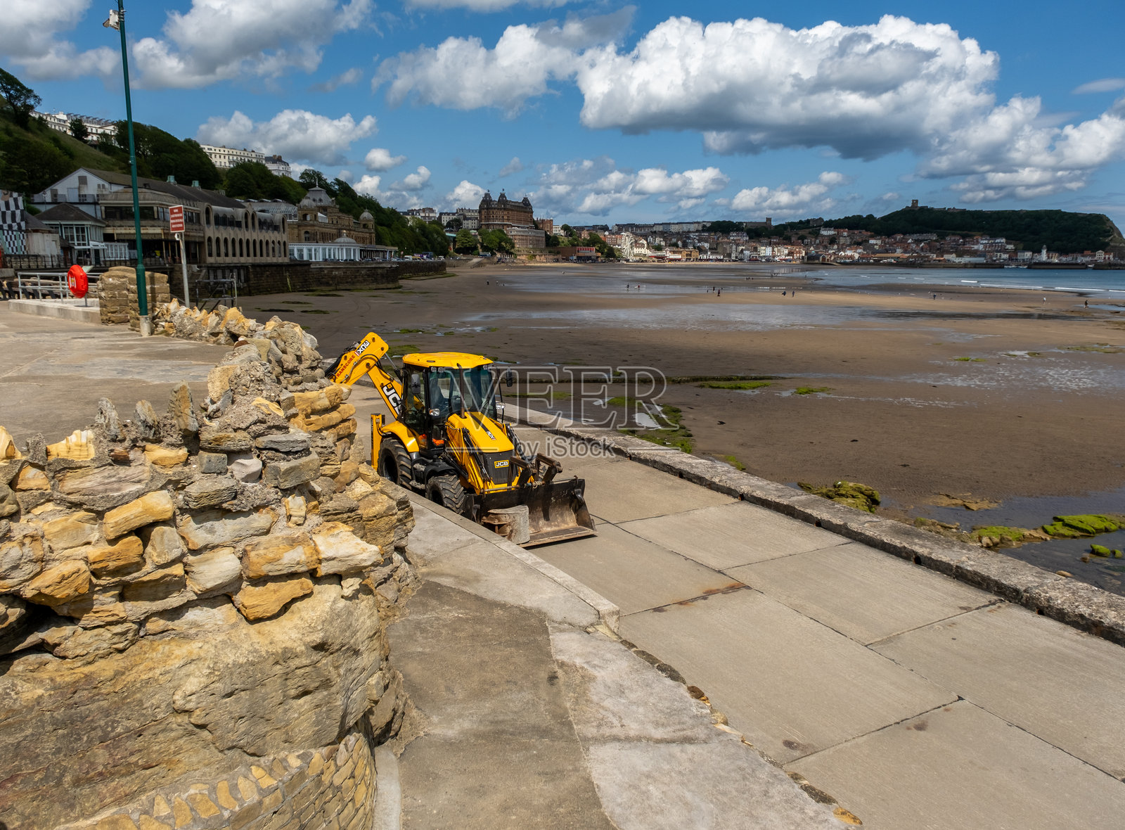 海滨长廊上的JCB挖掘机照片摄影图片