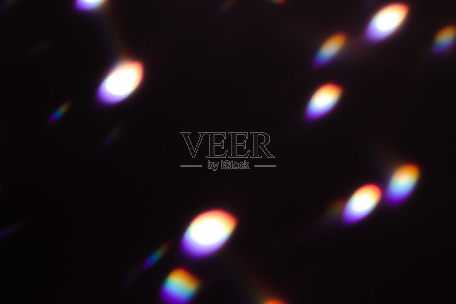 五彩斑斓的彩虹水晶光晕在黑色背景上照片摄影图片