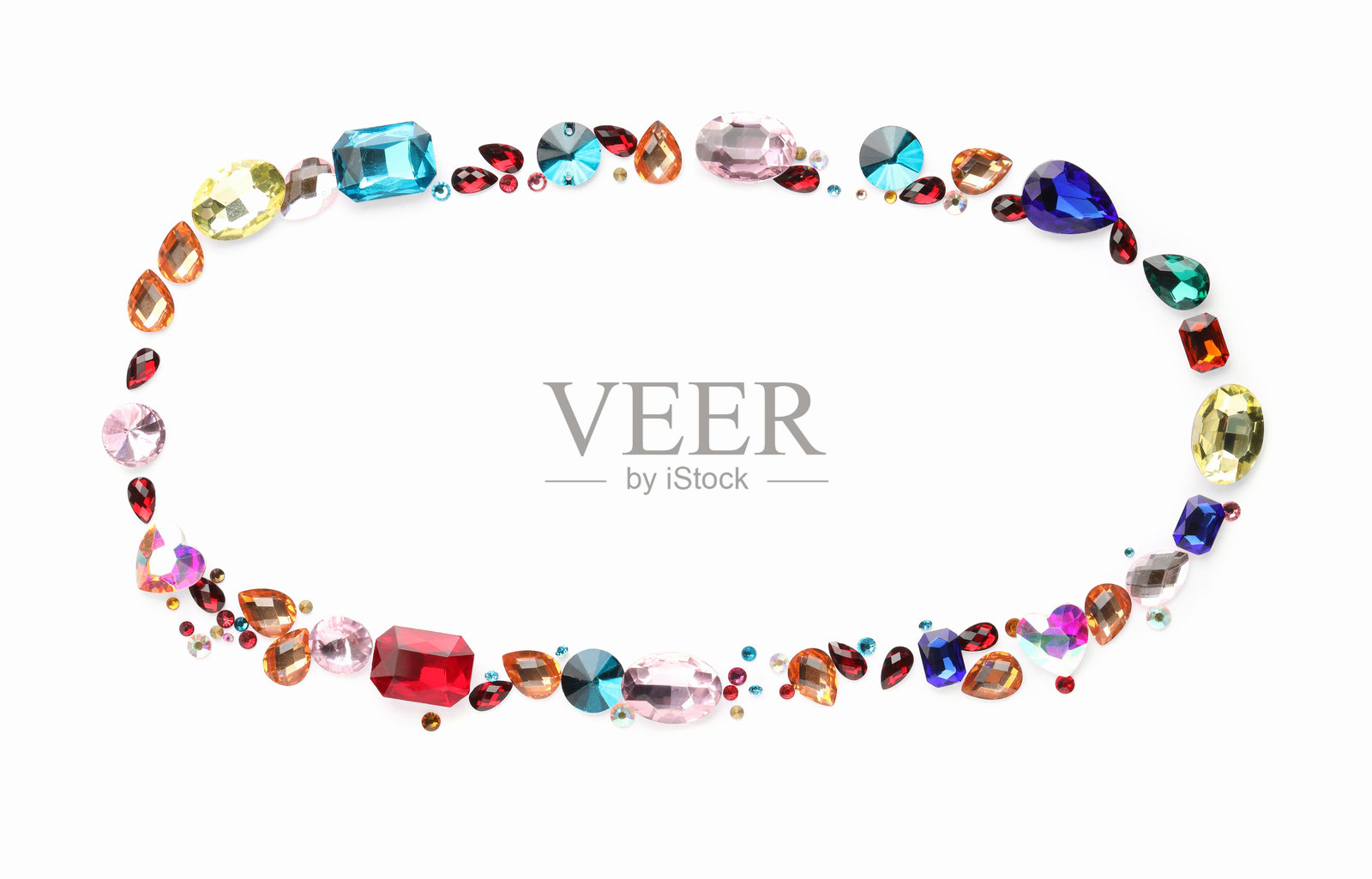 不同闪亮宝石的框架，白色背景，平铺展示。留有文字空间。照片摄影图片