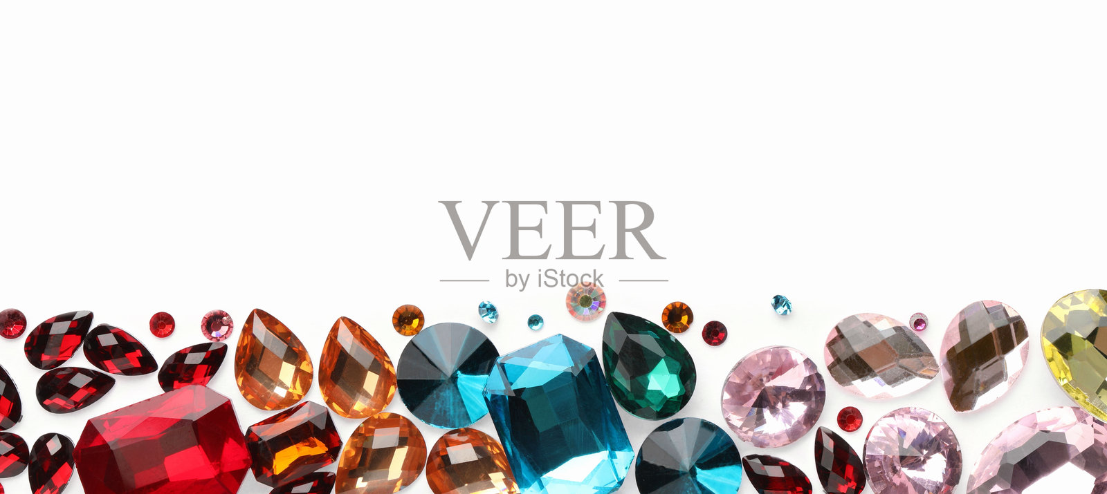 不同的闪亮宝石在白色背景上，平铺展示。留有文字空间。照片摄影图片